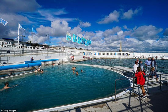حوض السباحة الجوفية يعتبر واجهة عرض لإمدادات الحرارة الجوفية