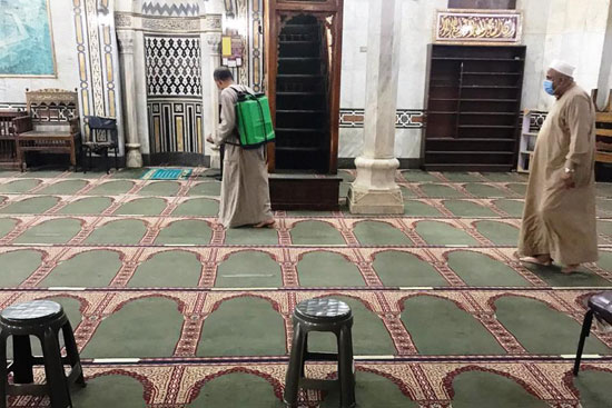 مساجد مصر تستقبل المصلين لصلاة الجمعة (11)
