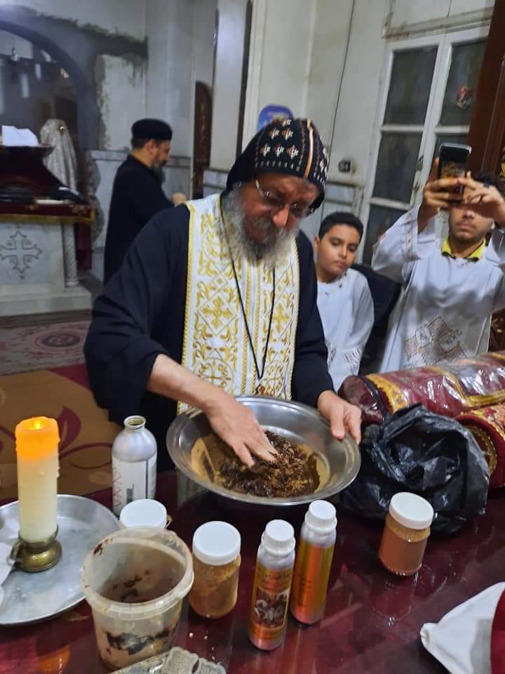 الأنبا يواقيم أسقف عام إسنا وأرمنت يترأس صلوات عيد النيروز بمقر المطرانية (2)