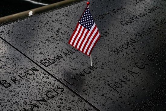 العلم الأمريكي فوق النصب التذكاري