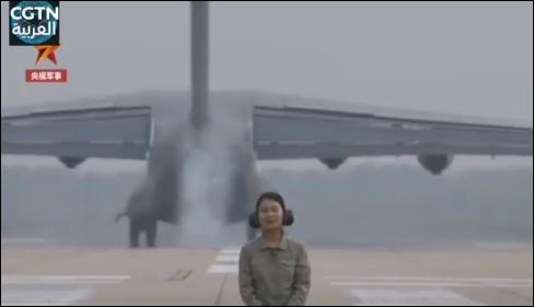 طائرة نقل صينية تمر من فوق رأس مراسلة بصورة مخيفة (3)