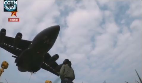 طائرة نقل صينية تمر من فوق رأس مراسلة بصورة مخيفة (2)