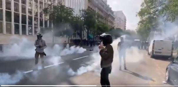 اشتباكات عنيفة بين محتجين والشرطة الفرنسية في العاصمة باريس