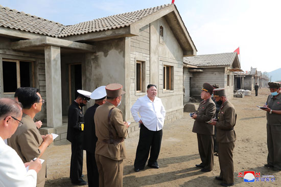 زعيم كوريا الشمالية وسط القادة العسكاريين