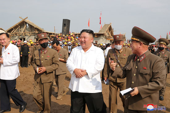 زعيم كوريا الشمالية فى أحد المشاريع الانشائية