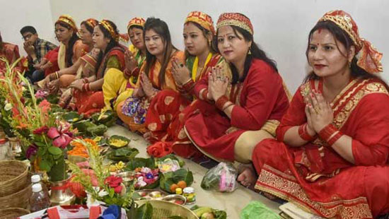 صور لنساء نيباليات يؤدين الصلاة