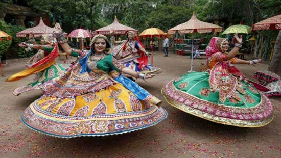 هنديات بالزي الرسمي يرقصن في المهرجان