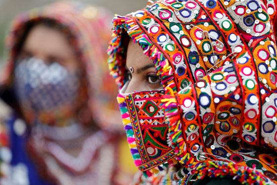امراة هندية ترتدي الزي الرسمي للمهرجان