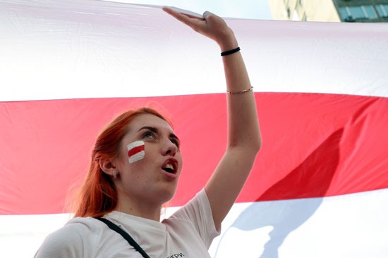 فتاة تضامنت مع أنصار المعارضة البيلاروسية