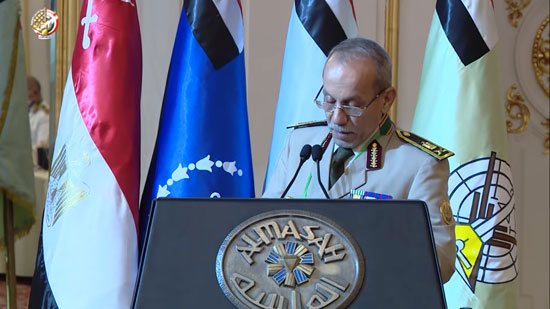وزير الدفاع يكرم قادة القوات المسلحة المحالين للتقاعد وسيدة القطار (2)