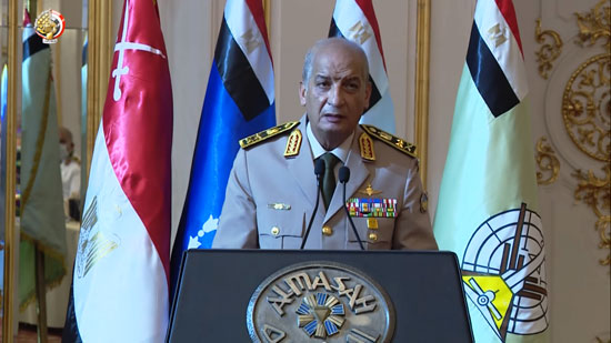 وزير الدفاع يكرم قادة القوات المسلحة المحالين للتقاعد وسيدة القطار (6)