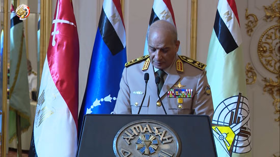 وزير الدفاع يكرم قادة القوات المسلحة المحالين للتقاعد وسيدة القطار (5)