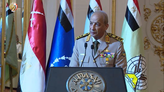 وزير الدفاع يكرم قادة القوات المسلحة المحالين للتقاعد وسيدة القطار (4)