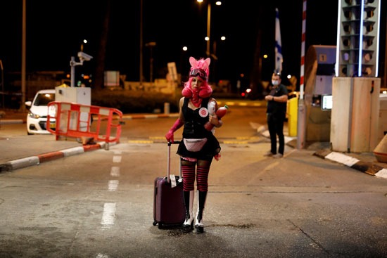 فتاة ترتدي زي بائعة هوى في المطار للتظاهر ضد نتنياهو