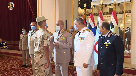 وزير الدفاع يكرم قادة القوات المسلحة المحالين للتقاعد وسيدة القطار (14)