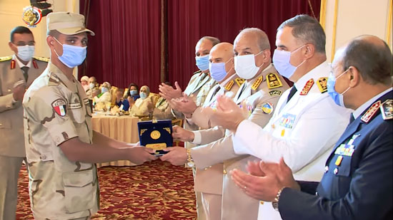وزير الدفاع يكرم قادة القوات المسلحة المحالين للتقاعد وسيدة القطار (13)