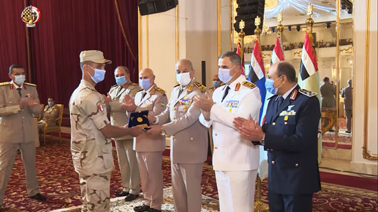 وزير الدفاع يكرم قادة القوات المسلحة المحالين للتقاعد وسيدة القطار (12)