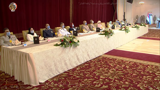 وزير الدفاع يكرم قادة القوات المسلحة المحالين للتقاعد وسيدة القطار (16)