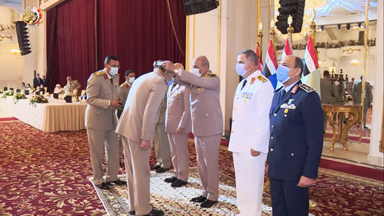 وزير الدفاع يكرم قادة القوات المسلحة المحالين للتقاعد وسيدة القطار (1)