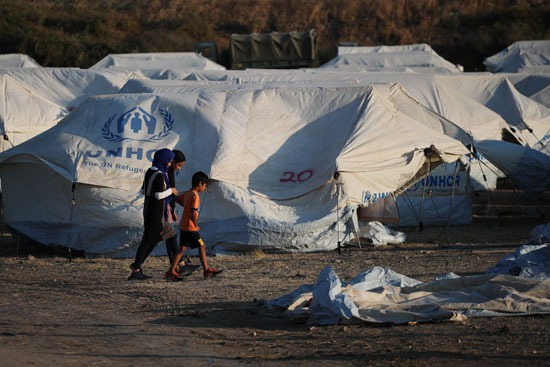 اليونان تنشيئ مخيما جديدا بعد حريق خيام المهاجرين (8)