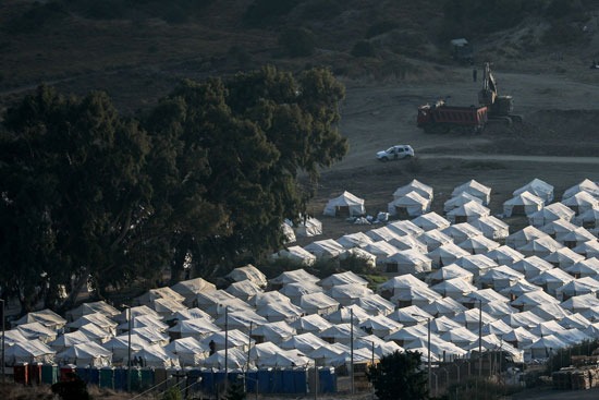 اليونان تنشيئ مخيما جديدا بعد حريق خيام المهاجرين (3)