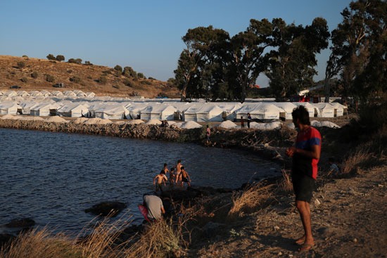 اليونان تنشيئ مخيما جديدا بعد حريق خيام المهاجرين (10)