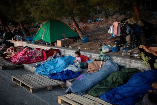 اليونان تنشيئ مخيما جديدا بعد حريق خيام المهاجرين (2)