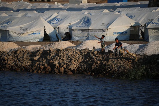 اليونان تنشيئ مخيما جديدا بعد حريق خيام المهاجرين (7)