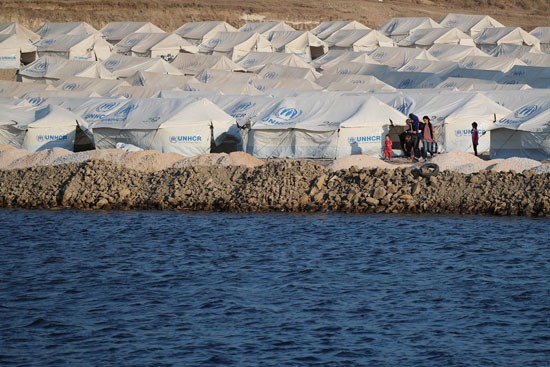 اليونان تنشيئ مخيما جديدا بعد حريق خيام المهاجرين (6)