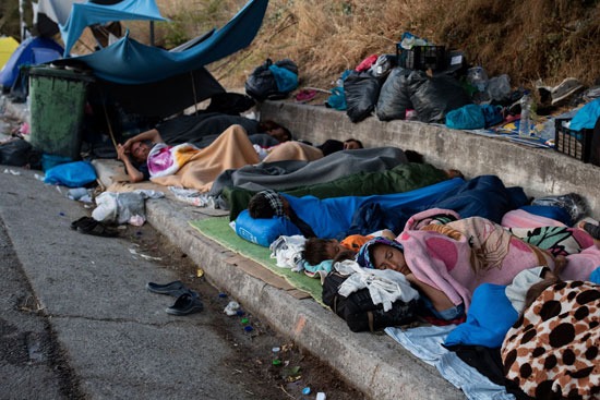 اليونان تنشيئ مخيما جديدا بعد حريق خيام المهاجرين (1)