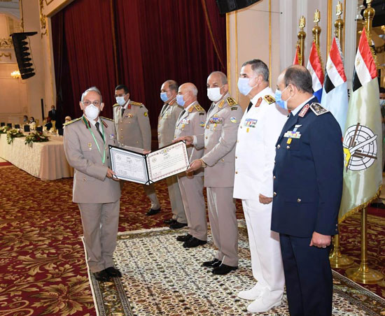 وزير الدفاع يكرم قادة القوات المسلحة المحالين للتقاعد وسيدة القطار (8)