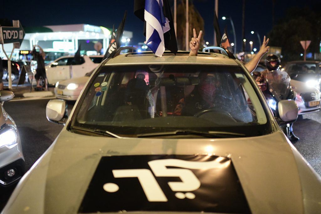 المتظاهرون قطعوا الطريق بسيارتهم أيضًا ضد نتنياهو