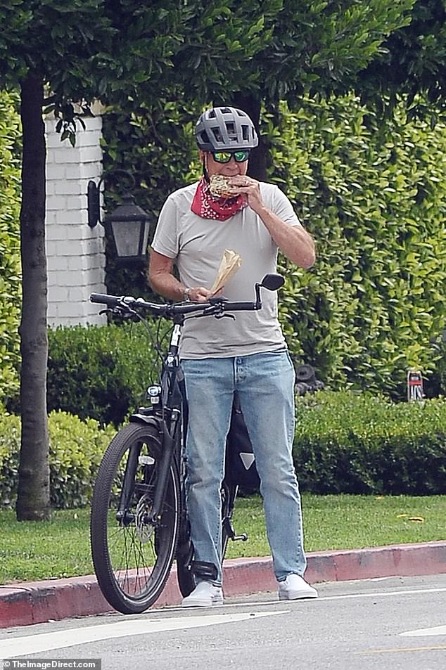 بروس ويلز اثناء افطار على الدراجة