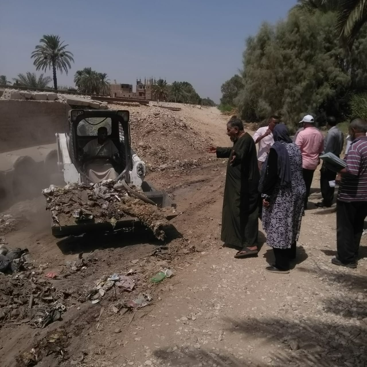 حملة لتطهير مخرات السيول بقرى إسنا جنوب الأقصر قبل فصل الشتاء (3)