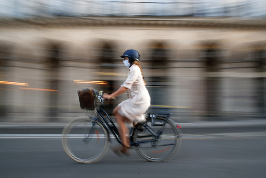 لم يقتصر ركوب الدراجات على الرجال فقط فى باريس