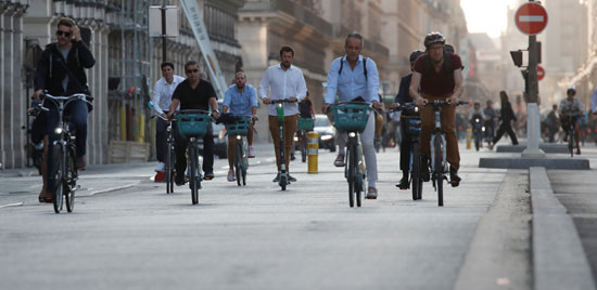 اللجوء لركوب الدراجات للابتعاد عن زحام المواصلات العامة