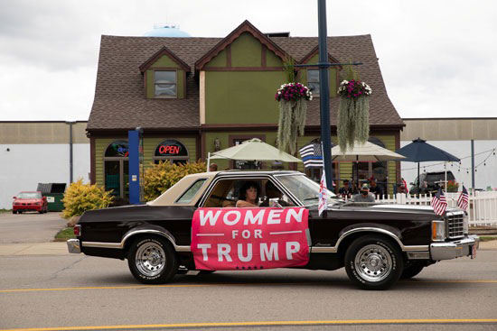 58421-لافتة-تعرب-عن-دعم-نساء-أمريكا-لترامب
