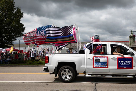 59711-سيارة-ترفع-أعلام-أمريكا-لدعم-ترامب