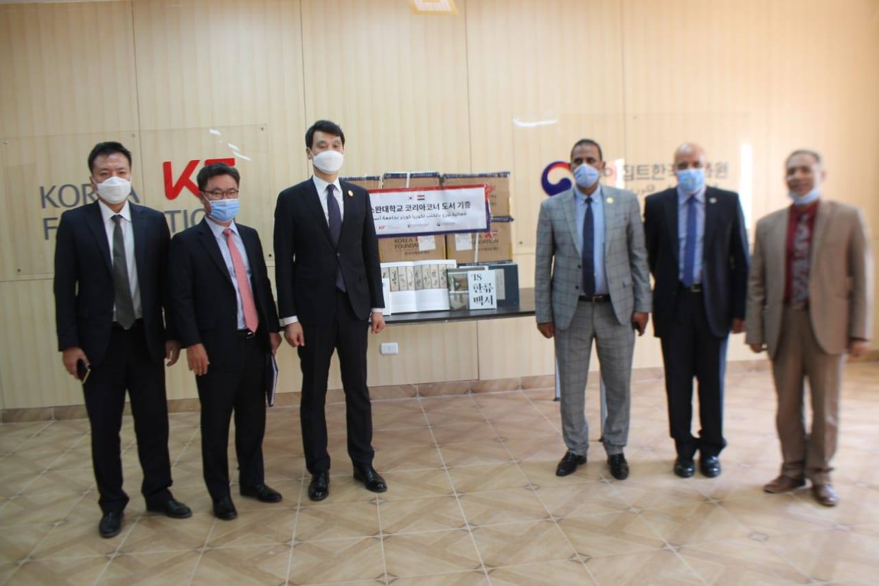 السفير الكوري يزور كلية الألسن ويشيد بالحرمالجامعي بمدينة أسوان الجديدة  (2)