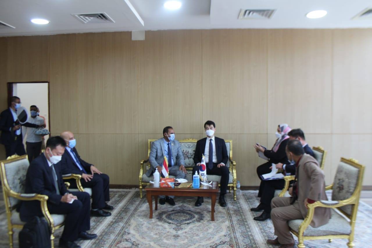 السفير الكوري يزور كلية الألسن ويشيد بالحرمالجامعي بمدينة أسوان الجديدة  (1)
