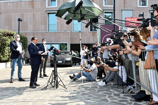رئيس وزراء إيطاليا الأسبق يتحدث للصحفيين
