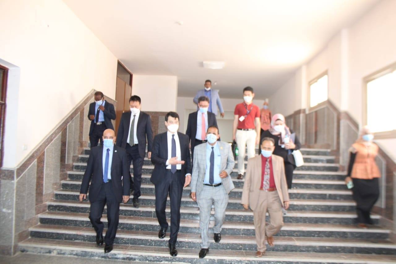 السفير الكوري يزور كلية الألسن ويشيد بالحرمالجامعي بمدينة أسوان الجديدة  (5)