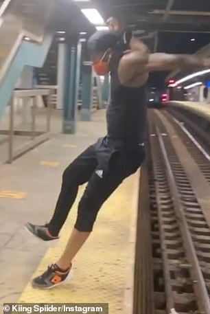 شاب يقفز من رصيف إلى الأخر في محطة قطار بنيويورك (2)