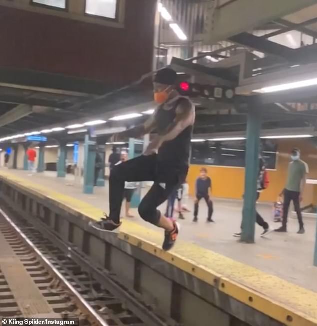 شاب يقفز من رصيف إلى الأخر في محطة قطار بنيويورك (1)