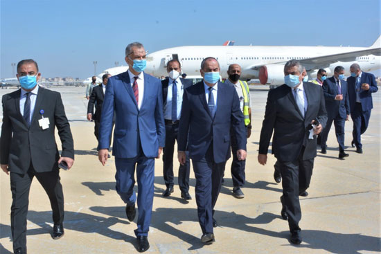 وزير الطيران المدنى خلال زيارته لمصر للطيران (1)