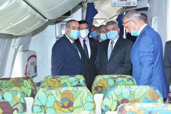 وزير الطيران المدنى خلال زيارته لمصر للطيران (2)