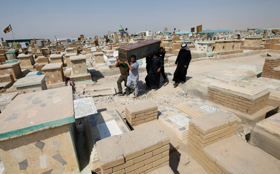 أهالى محافظة النجف العراقية يكتشفون ضياع جثامين ذويهم ضحايا كورونا