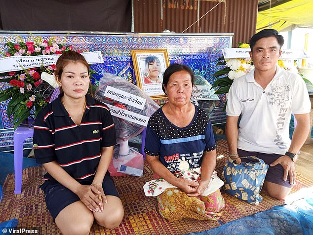 أسرة الطالبة التايلاندية بعد وفاتها بسبب شاحن الهاتف