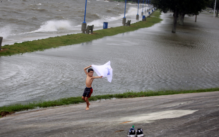 طفل يلعب وسط الإعصار