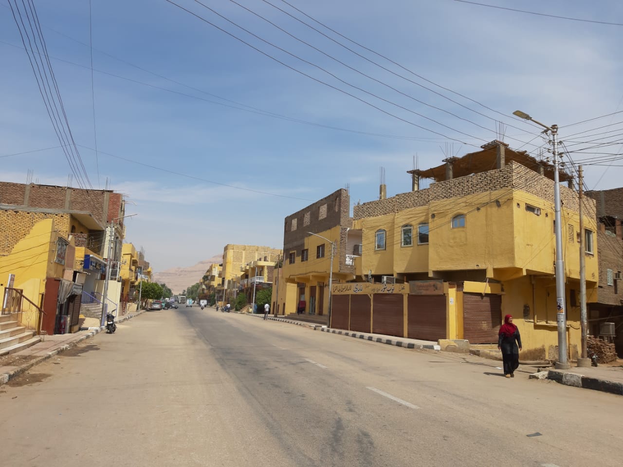 مدينة القرنة تستكمل دهان واجهات منازل المسار السياحى  (2)